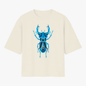 Camiseta com estampa frontal de um besouro estilizado em um design geométrico composto por linhas intricadas e contrastantes, destacando-se pelo formato detalhado.