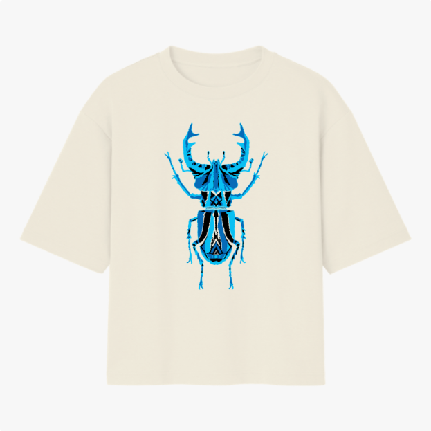Camiseta com estampa frontal de um besouro estilizado em um design geométrico composto por linhas intricadas e contrastantes, destacando-se pelo formato detalhado.