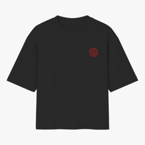 Camiseta com estampa frontal de "HOPE" estilizado em letras justapostas e estampa traseira com frases misturando palavras em formato de ampulheta.