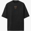 Camiseta com estampa frontal de símbolo estilizado minimalista e estampa traseira de personagem em pose dinâmica cercado por textos e gráficos detalhados.