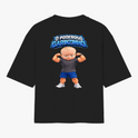 Camiseta com estampa frontal de texto estilizado “O Poderoso Garotinho” e estampa traseira de personagem infantil musculoso sob o mesmo texto.
