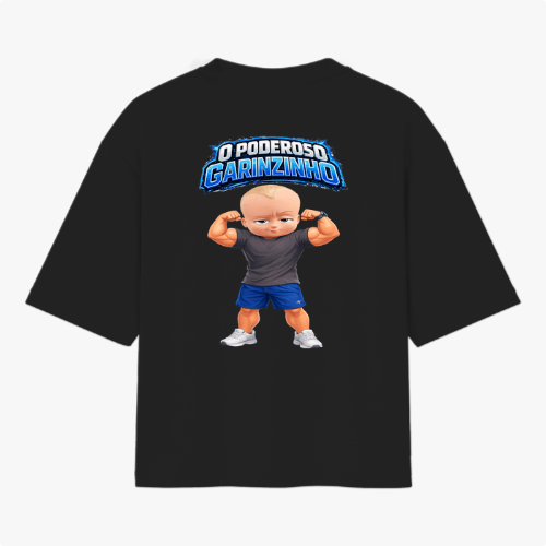 Camiseta com estampa frontal de texto estilizado “O Poderoso Garotinho” e estampa traseira de personagem infantil musculoso sob o mesmo texto.