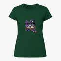 Camiseta com estampa frontal de gato com chapéu de mago, lendo um livro cercado por cristais e névoa; estampa traseira com pequeno logotipo textual.