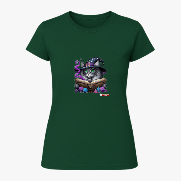Camiseta com estampa frontal de gato com chapéu de mago, lendo um livro cercado por cristais e névoa; estampa traseira com pequeno logotipo textual.
