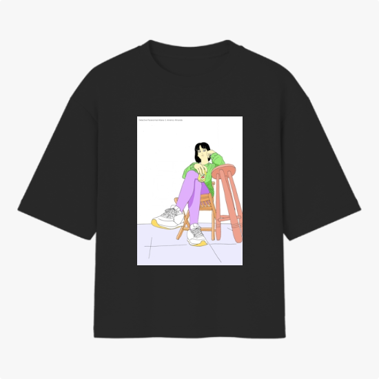 Camiseta com estampa frontal de uma figura feminina sentada de forma relaxada em uma cadeira, usando roupas casuais e tênis, sobre superfície quadrada.