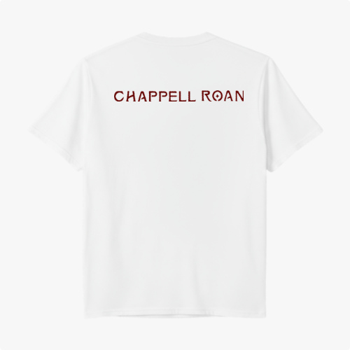 Camiseta com estampa frontal de olhos expressivos detalhados com cílios marcantes e estampa traseira de texto estilizado "CHAPPELL ROAN".