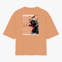 Camiseta com estampa frontal de um texto "Itachi" acompanhado de pássaros e estampa traseira de um personagem com capuz, textos e elementos gráficos.