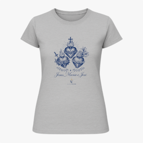 Camiseta com estampa frontal de três corações entrelaçados com símbolos religiosos e texto abaixo "Jesus, Maria e José", acompanhados de desenhos detalhados.