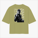 Camiseta com estampa frontal de um logotipo e nome em tamanho pequeno e estampa traseira de um piloto em ação com texto estilizado ao fundo.