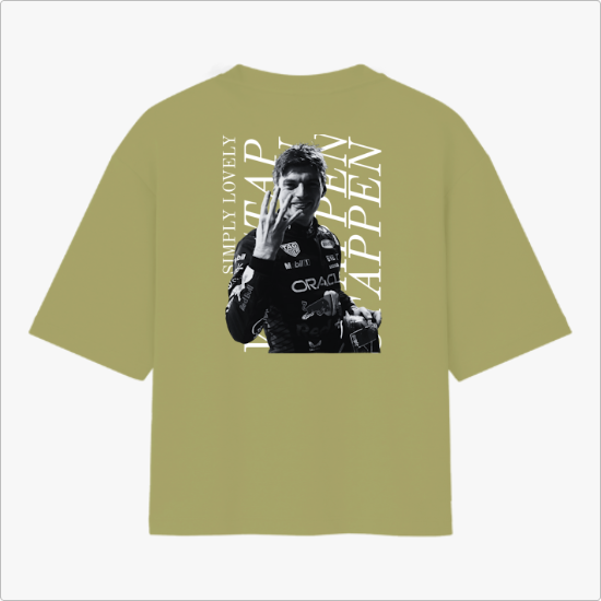 Camiseta com estampa frontal de um logotipo e nome em tamanho pequeno e estampa traseira de um piloto em ação com texto estilizado ao fundo.