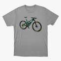 Camiseta com estampa frontal de bicicleta detalhada com componentes realistas, destacando quadro robusto e rodas com inscrições estilizadas nos pneus.