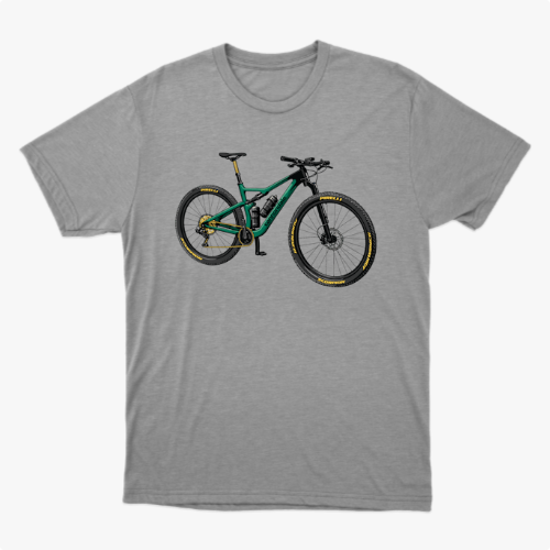 Camiseta com estampa frontal de bicicleta detalhada com componentes realistas, destacando quadro robusto e rodas com inscrições estilizadas nos pneus.