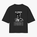 Camiseta com estampa frontal de fotografia monocromática de uma pessoa com chapéu, com o nome "ST. CHROMA" acima e uma repetição de texto estilizado abaixo.