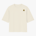 Camiseta com estampa frontal de um pequeno símbolo de leão com coroa e estampa traseira de asas estilizadas com a palavra "Blessed" e auréola acima.