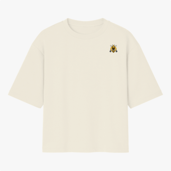 Camiseta com estampa frontal de um pequeno símbolo de leão com coroa e estampa traseira de asas estilizadas com a palavra "Blessed" e auréola acima.