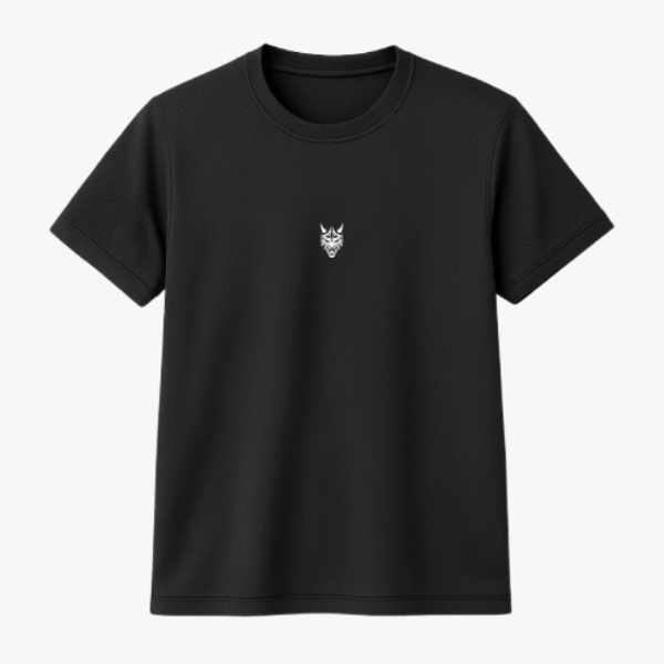 Camiseta com estampa frontal de uma pequena máscara tribal estilizada, contendo detalhes simétricos e formas elaboradas, localizada centralmente no peito.