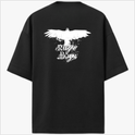 Camiseta com estampa frontal de caveira pequena e estampa traseira de pássaro em voo com texto estilizado por baixo, criando um contraste marcante.