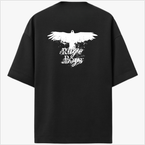 Camiseta com estampa frontal de caveira pequena e estampa traseira de pássaro em voo com texto estilizado por baixo, criando um contraste marcante.