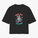Camiseta com estampa frontal de coelho estilizado usando óculos, boné e skate, rodeado por estrelas e a frase "TOO HIP TO HOP" acima e abaixo.