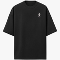 Camiseta com estampa frontal de rosto abstrato parcial estilizado e estampa traseira de figura com olhos fechados cobertos pelas mãos em traço artístico.