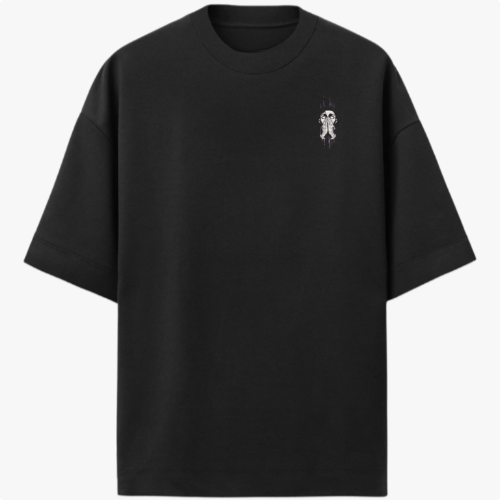 Camiseta com estampa frontal de rosto abstrato parcial estilizado e estampa traseira de figura com olhos fechados cobertos pelas mãos em traço artístico.