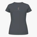 Camiseta com estampa frontal de imagem de Nossa Senhora em moldura colorida com flores e frase "Nossa Senhora, rogai por nós" e estampa traseira de logotipo com cruz e texto.