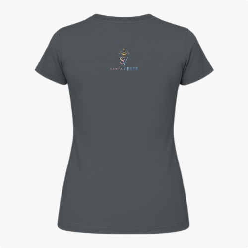 Camiseta com estampa frontal de imagem de Nossa Senhora em moldura colorida com flores e frase "Nossa Senhora, rogai por nós" e estampa traseira de logotipo com cruz e texto.