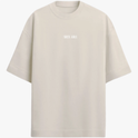 Camiseta com estampa frontal de texto pequeno "SIREN AURA" e estampa traseira de rosto feminino com lágrimas de sangue e texto "TREINO É RITUAL".