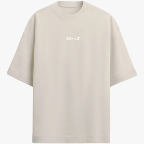 Camiseta com estampa frontal de texto pequeno "SIREN AURA" e estampa traseira de rosto feminino com lágrimas de sangue e texto "TREINO É RITUAL".
