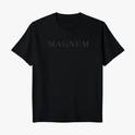 Camiseta com estampa frontal de texto centralizado mostrando a palavra "MAGNUM" em estilo clássico e sóbrio.