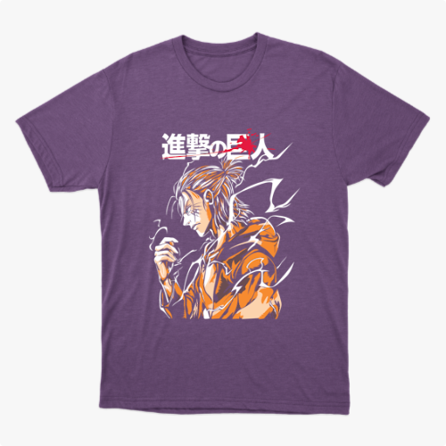 Camiseta com estampa frontal de personagem de cabelo preso e traje volumoso, rodeado por padrões dinâmicos e caracteres estilizados ao lado.