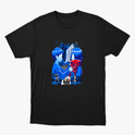 Camiseta com estampa frontal de duas figuras de perfil, uma com cachecol, enquadradas por um emblema, com silhuetas de várias pessoas ao fundo.