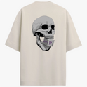 Camiseta com estampa frontal de letras estilizadas "Reais M.C. 4 anos" e estampa traseira de um crânio segurando uma placa com símbolo estilizado.