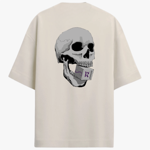 Camiseta com estampa frontal de letras estilizadas "Reais M.C. 4 anos" e estampa traseira de um crânio segurando uma placa com símbolo estilizado.