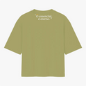 Camiseta com estampa traseira de inscrição estilizada "O essencial, é eterno.", incluindo um pequeno desenho de coroa sobre a letra "O".