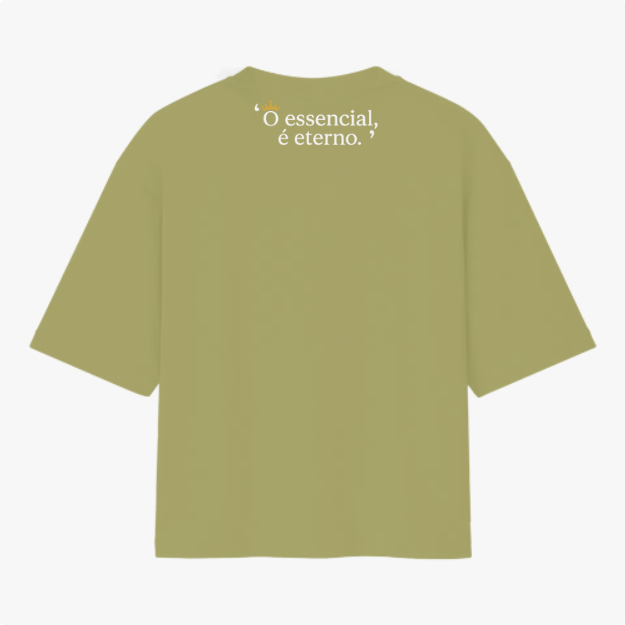 Camiseta com estampa traseira de inscrição estilizada "O essencial, é eterno.", incluindo um pequeno desenho de coroa sobre a letra "O".