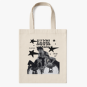 Ecobag com estampa frontal de três pessoas com bolas de espelhos, cercadas por estrelas e textos em estilo artístico disperso ao redor.