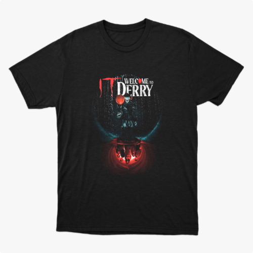 Camiseta com estampa frontal de texto "Welcome to Derry" acima de um balão flutuante, com silhuetas refletidas em um fundo iluminado.