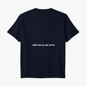 Camiseta com estampa frontal de um crânio com duas armas cruzadas, texto acima e abaixo, e estampa traseira com a frase "cada um no seu corre" em escrita cursiva.