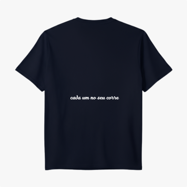Camiseta com estampa frontal de um crânio com duas armas cruzadas, texto acima e abaixo, e estampa traseira com a frase "cada um no seu corre" em escrita cursiva.