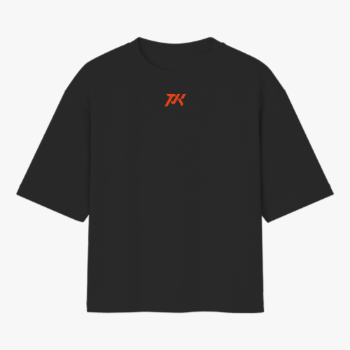 Camiseta com estampa frontal de letras estilizadas em destaque e estampa traseira de urso musculoso levantando peso, acompanhada pela frase motivacional.