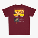 Camiseta com estampa frontal de guerreiro musculoso segurando uma arma sobre fundo circular e estampa traseira de personagem em pose poderosa com texto.