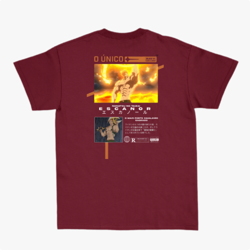 Camiseta com estampa frontal de guerreiro musculoso segurando uma arma sobre fundo circular e estampa traseira de personagem em pose poderosa com texto.
