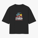 Camiseta com estampa frontal de dois personagens e o texto "Fullmetal Alchemist Brotherhood" e estampa traseira de mão metálica e várias mãos alcançando um brilho.