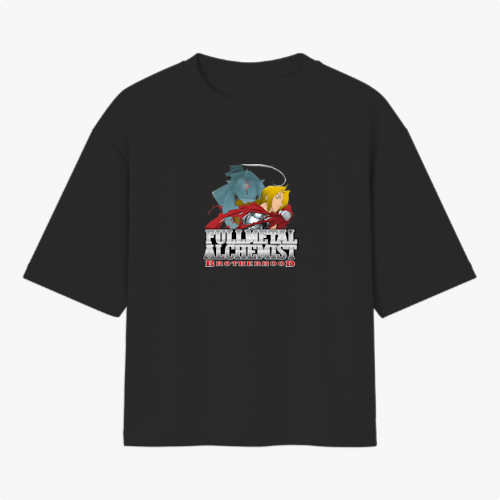 Camiseta com estampa frontal de dois personagens e o texto "Fullmetal Alchemist Brotherhood" e estampa traseira de mão metálica e várias mãos alcançando um brilho.