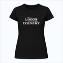 Camiseta com estampa frontal de letras destacadas "LOGOS COUNTRY" com um pequeno cowboy alegre entre as palavras, segurando o chapéu.