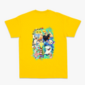 Camiseta com estampa frontal de assinatura estilizada em caligrafia cursiva e estampa traseira de diversos personagens em estilo cartunesco rodeados por elementos coloridos.