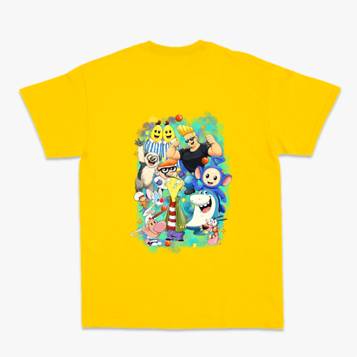Camiseta com estampa frontal de assinatura estilizada em caligrafia cursiva e estampa traseira de diversos personagens em estilo cartunesco rodeados por elementos coloridos.