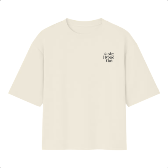 Camiseta com estampa frontal de texto pequeno "Sunday Hybrid Club" e estampa traseira de texto grande "Sunday Hybrid Club" sobreposto ao logo menor.