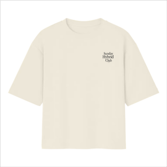 Camiseta com estampa frontal de texto pequeno "Sunday Hybrid Club" e estampa traseira de texto grande "Sunday Hybrid Club" sobreposto ao logo menor.